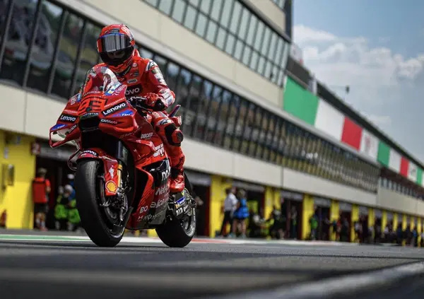 Nella 100esima pole di Marc Marquez c'&egrave; la pulizia di Pecco Bagnaia, che invece al Mugello sta rischiando come un Marquez