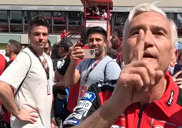 [VIDEO] Ma l&rsquo;avete visto Davide Tardozzi furioso per i fischi del Mugello a Marc Marquez? &ldquo;State zitti, questo &egrave; Rosso!&rdquo;