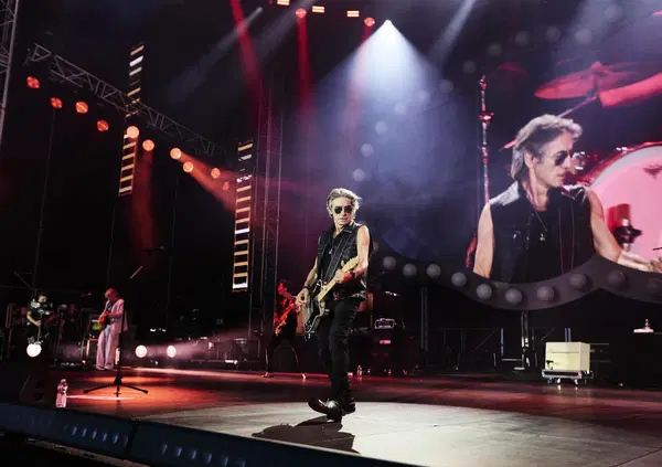 Siamo stati al concerto di Luciano Ligabue alla RCF Arena (Campovolo), ma com&rsquo;&egrave; stato? Un sogno molto vicino alla realt&agrave;. Tre ore di live, centomila persone e una festa gigantesca per "La notte di certe notti"...