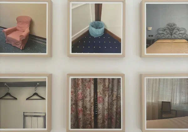 FATEVI UN FAVORE: andate a vedere "Doppia uso singola", la mostra di fotografie di Colapesce alla Galleria Patricia Armocida (Milano). Tra formato quadrato e presenza invisibile, vi spieghiamo perch&eacute; ci regala uno spaccato intimo di vita&hellip;