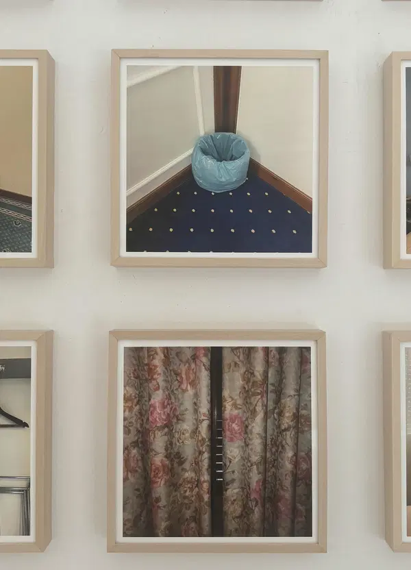 FATEVI UN FAVORE: andate a vedere "Doppia uso singola", la mostra di fotografie di Colapesce alla Galleria Patricia Armocida (Milano). Tra formato quadrato e presenza invisibile, vi spieghiamo perch&eacute; ci regala uno spaccato intimo di vita&hellip;