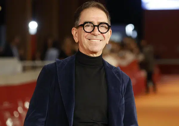 Pino Strabioli cancellato dalla Rai perch&eacute; gay? Parla Morgan: &ldquo;Una perdita, scelta miope&rdquo;. Ecco chi &egrave; il conduttore de &ldquo;Il Caff&egrave;&rdquo;, cosa &egrave; successo e la polemica