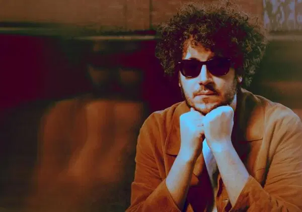 Abbiamo ascoltato il disco di Nicol&ograve; Carnesi, Ananke, ma com&rsquo;&egrave;? Ci ha ispirato un confronto filosofico sul Mito, la Sicilia e gli Avengers con lo scrittore Ottavio Cappellani