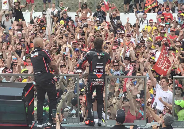 Diobo&rsquo; che stage diving! Valentino Rossi l&rsquo;ha sognato, Marco Bezzecchi l&rsquo;ha fatto: s&igrave;, la vera rockstar del Mugello era vestita di nero e non l&rsquo;ha fischiata nessuno