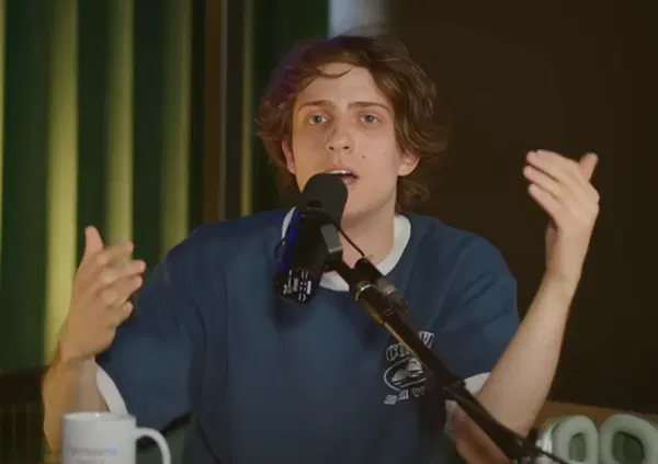 Sangiovanni &egrave; tornato, ma voleva giocare a calcio o correre in Formula 1? La "confessione" da Ale Cattelan: &ldquo;La rinascita? Vedevo i coetanei alzarsi, andare al lavoro, e&hellip;&rdquo;. E su Farfalle &ldquo;cantata 700 volte". Sinner, Rkomi, Sfera e Amici&hellip;