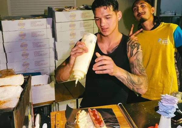 Siamo andati a mangiare da Patrizio Chianese, il tiktoker che ha dedicato un hot dog a Martina Carbonaro uccisa dal fidanzato, ma com'&egrave;? Un panino specchio del degrado di Afragola (e di tante periferie)