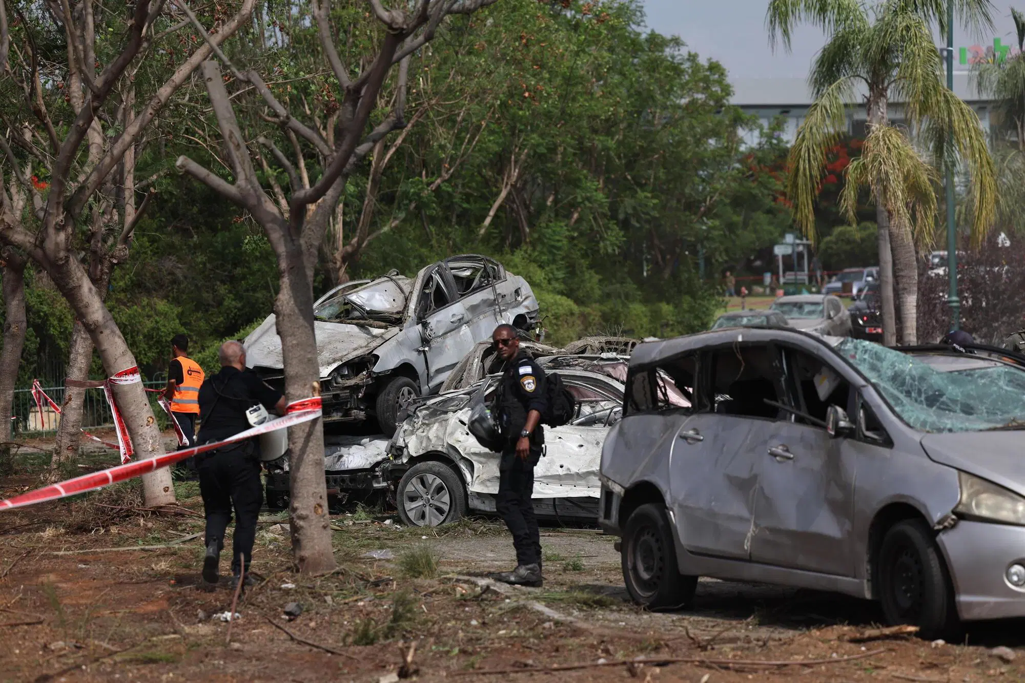 Gli esiti di un bombardamento iraniano sulla periferia sud di Tel Aviv (ansa)