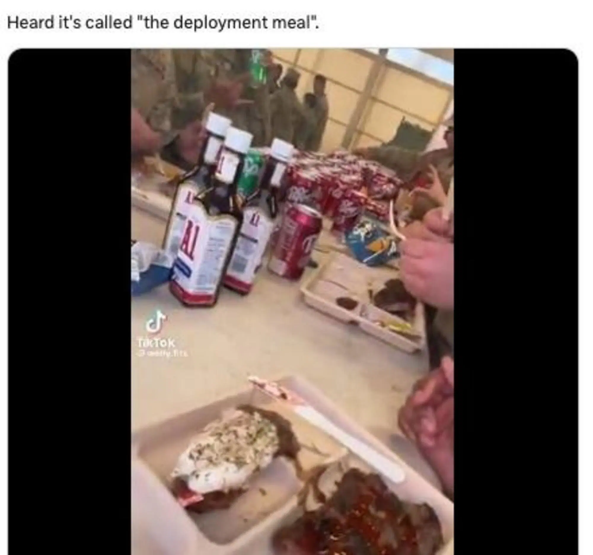 Un utente X cita falsamente un video di una mensa militare per affermare che alle truppe viene servito un "pasto per il dispiegamento"".