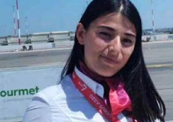 Ma cos'&egrave; questa storia della hostess italiana di Lauda Air morta cadendo da un palazzo a Vienna? &Egrave; omicidio o suicidio di Aurora Maniscalco? La famiglia da Palermo vuole verit&agrave; e la polizia convoca il fidanzato...