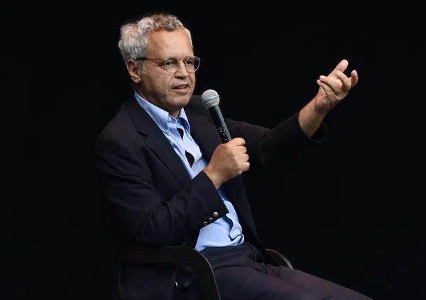 COCCODRILLO in vita per Enrico Mentana: lascia il TgLa7? Ma prima conduce la MARATONA TERZA GUERRA MONDIALE per coronare il sogno: &ldquo;Dare l&rsquo;ultima notizia senza nessuno a sentirla...&rdquo;