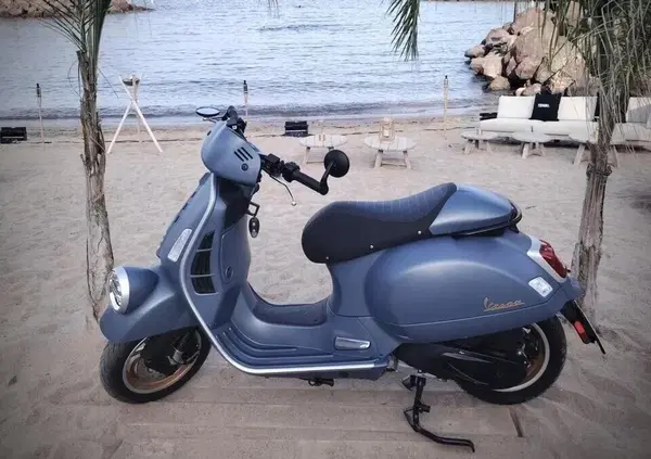 La verit&agrave;? Vespa non si &egrave; mai dimenticata di noi e con Officina 8 continua a portarci in vacanza, sulle spiagge pi&ugrave; belle del Mediterraneo