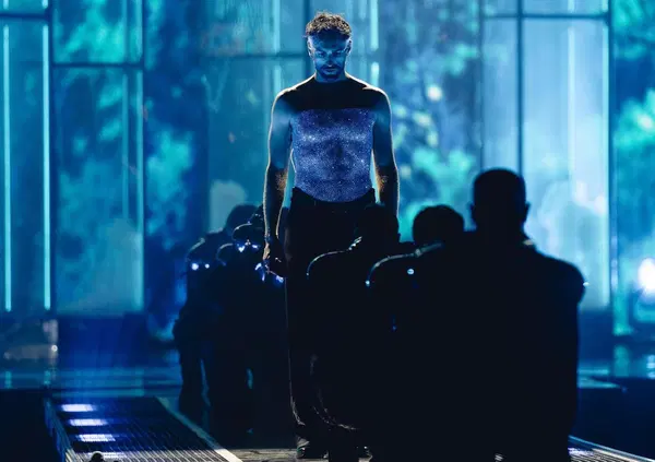 Marco Mengoni e i corsetti della discordia nel tour degli stadi: se non ti piacciono, sei omofobo? Ma perch&eacute; non poniamo fine a questa isteria di massa dopo i suoi concerti?