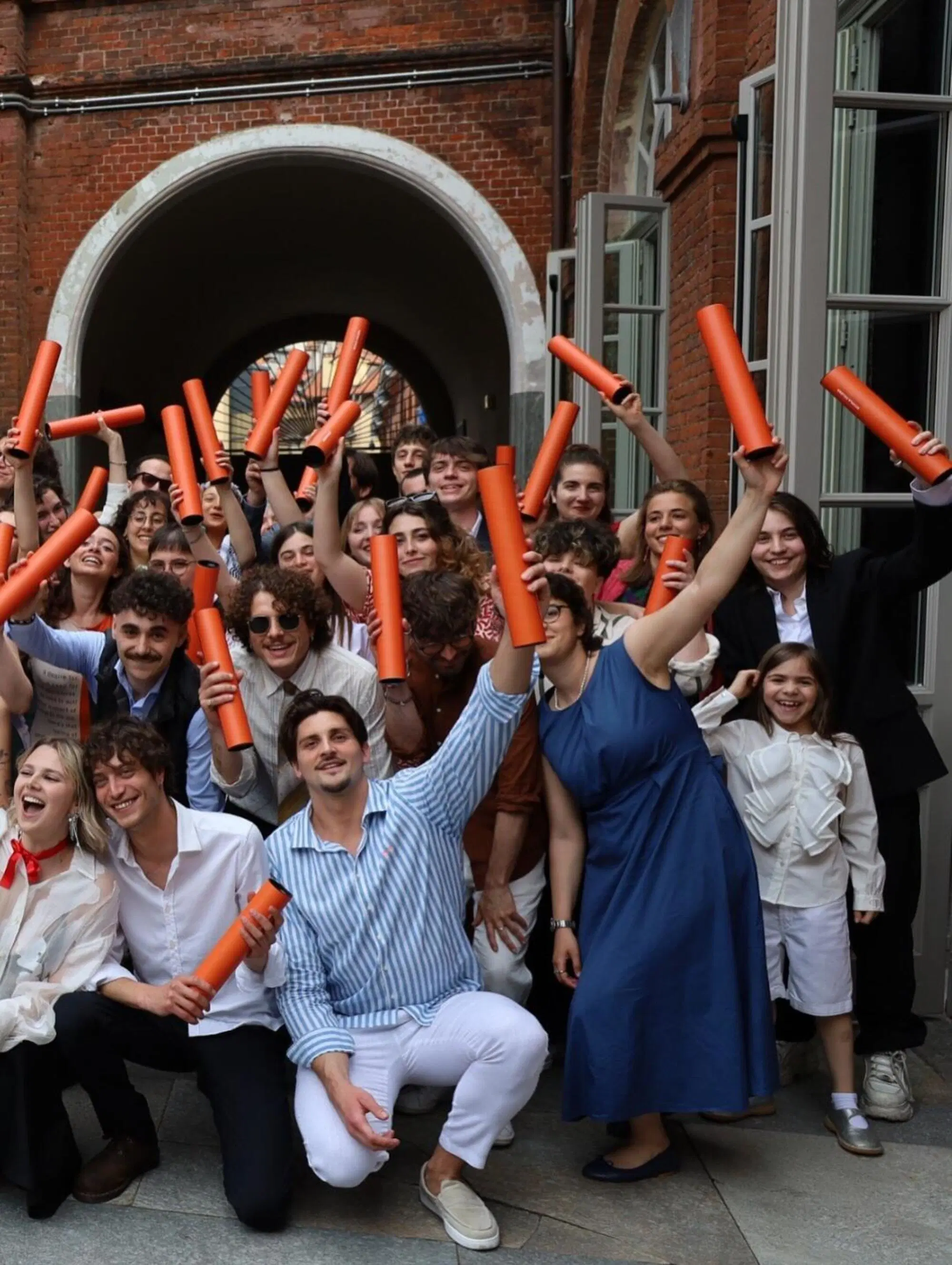 Studenti della Scuola Holden con gli attestati