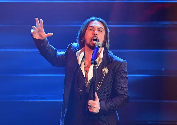 AI SOCIAL NON PIACE LA PASSERA? Le Vibrazioni censurate per un equivoco su &ldquo;passer&agrave;" e Francesco Sarcina rilancia: &ldquo;Chiu pilu per tutti&rdquo;. Toccher&agrave; anche al vino e a Giacomo Leopardi?