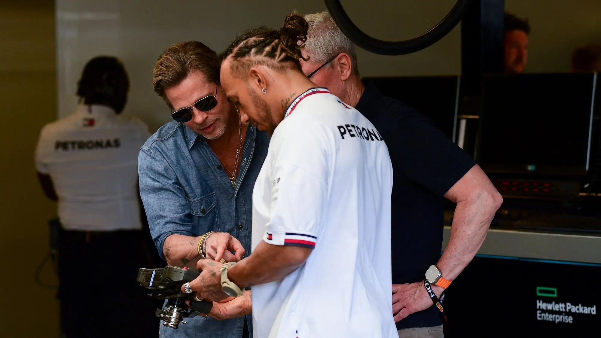 Brad Pitt insieme a Lewis Hamilton