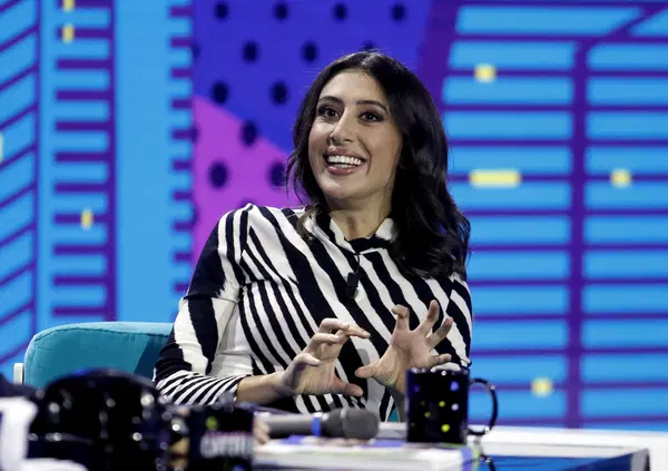 BOOMERANG SOCIAL PER CECILIA SALA? Puglisi le rinfaccia saluti romani e nazismo e la giornalista spiega che era uno &ldquo;scherzo&rdquo;. Ecco cos'&egrave; successo e perch&eacute; questa storia racconta molto pi&ugrave; di noi che di lei&hellip;