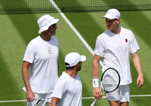 SVEGLIA RAGA! Jannik Sinner vi prende per il culo con l&rsquo;IA: Ok che &egrave; il numero uno al mondo, ma una palla cos&igrave; nemmeno se ci provi per vent&rsquo;anni [VIDEO]