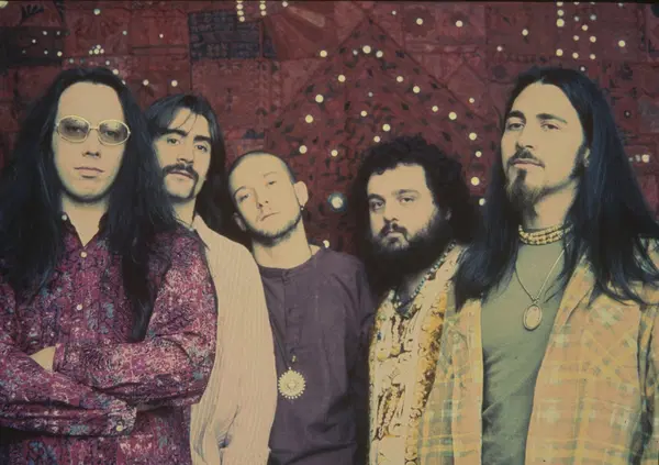 Tornano i Karma dopo 30 anni! Tutta la musica mainstream &egrave; mer*a, come dice Manuel Agnelli? "No, l&rsquo;Italia &egrave; catastrofista&rdquo;. Ma il sistema &ldquo;dei live a San Siro sta collassando&hellip;&rdquo;