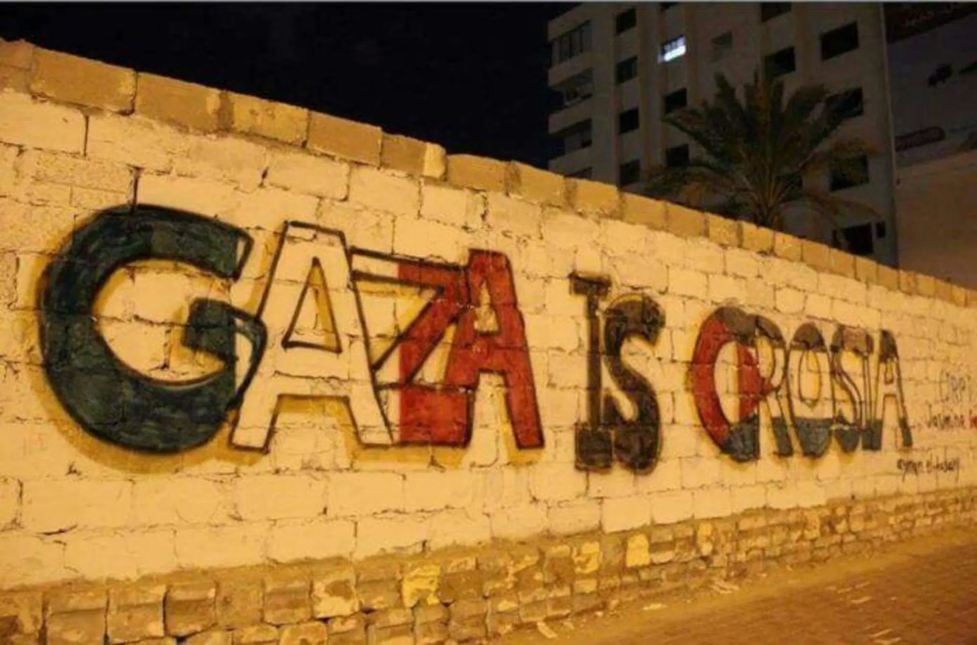La scritta "Gaza is Crosia" in Calabria