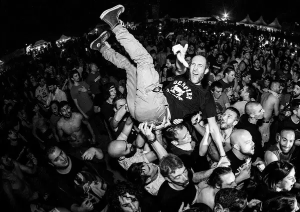 Ma vi ricordate quando i concerti costavano 10 euro? Siamo (stati) davvero cos&igrave; indie che meno gente c'era, meglio era (altro che sold out). E ce ne sarebbe ancora un gran "po*nobisogno"!