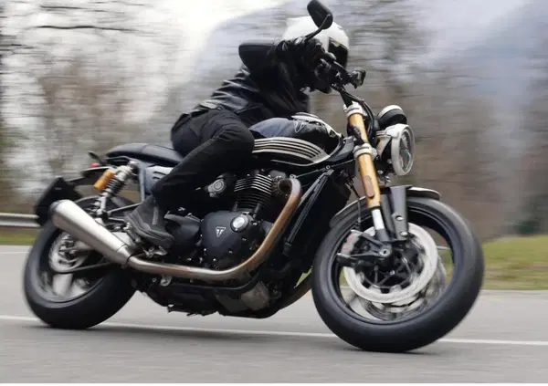 Triumph Speed Twin 1200 RS: un hooligans vestito a festa, che fa fatica a menare le mani