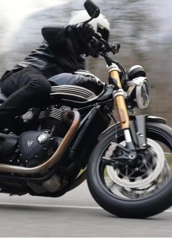 Triumph Speed Twin 1200 RS: un hooligans vestito a festa, che fa fatica a menare le mani