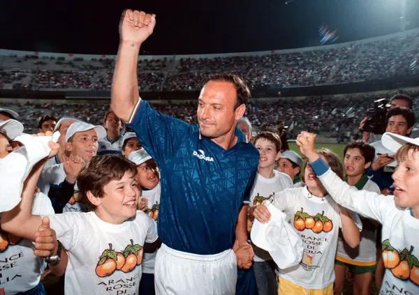 Abbiamo letto L&rsquo;estate di Tot&ograve; Schillaci, il libro di Pippo Russo (DeriveApprodi), ma com&rsquo;&egrave;? Un&rsquo;autopsia culturale alla Palermo del sindaco Orlando, dove il bomber di Italia '90 fu un&rsquo;allucinazione collettiva