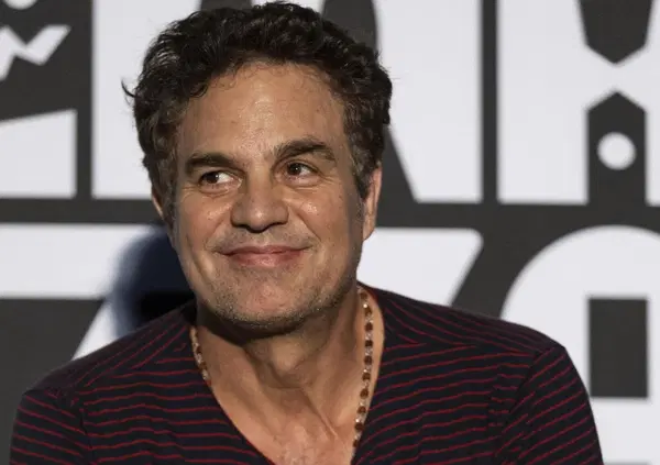 Ci siamo fatti spiegare il mondo da Mark Ruffalo in dieci minuti: la guerra, il potere come oppressione, i cattivi, le piattaforme. Fellini? &ldquo;Ha portato l&rsquo;immaginazione e i sogni al cinema&rdquo;. E l&rsquo;intelligenza artificiale&hellip;