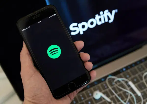 Ma cos'&egrave; la storia di Spotify che finanzia la guerra? E perch&eacute; solo Piero Pel&ugrave; si incazza?