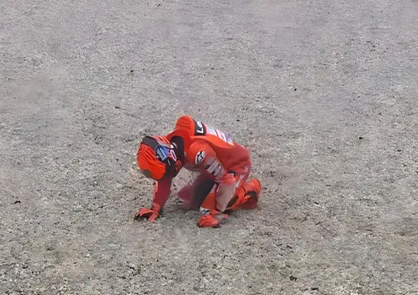 Doppio crash, mano ammaccata e mento grattugiato. Basta? No, Marc Marquez s&rsquo;&egrave; (quasi) rotto le pa*le riscoprendosi fragile nel venerd&igrave; di Assen