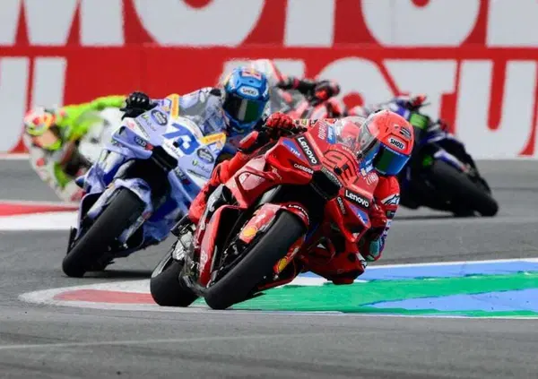 Alex non trova lo spazio (o la voglia?) e Marc Marquez si prende un&rsquo;altra Sprint. Grande ASSENte Pecco Bagnaia: sul podio ci va Marco Bezzecchi