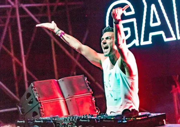 Gabry Ponte riempie San Siro col Pride degli zarri: tutta l'Italia ha voglia di dance all night. E gli snob muti