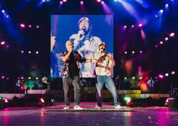 Siamo andati al concerto dei Pinguini Tattici Nucleari, allo Stadio Maradona di Napoli, ma com'&egrave; stato? Uno spettacolo tra ironia ed emozioni. E con l'ospite Max Pezzali e Pastello Bianco in dialetto napoletano...