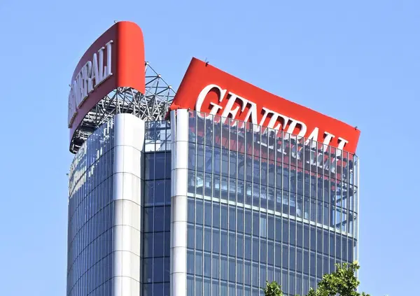 IL CROLLO: L&rsquo;insegna Generali (coinvolta nel risiko bancario) collassata a CityLife &egrave; il simbolo di un&rsquo;economia che sta fallendo? Ecco perch&eacute; anche il modello Milano (avanzato, green e per pochi) &egrave; vulnerabile 