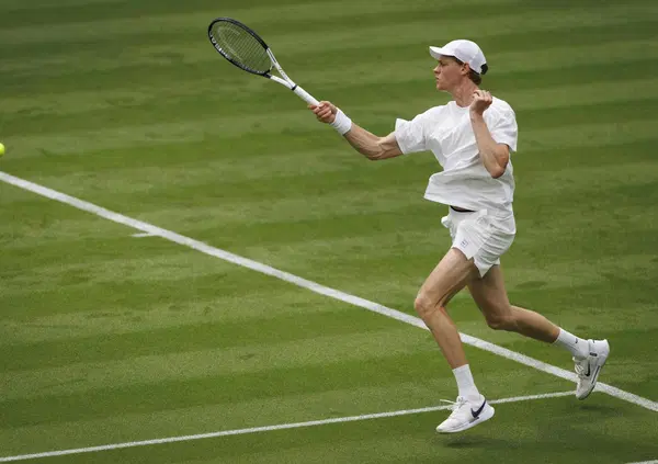 ALTRO CHE IMPREPARATO: a Wimbledon Sinner si presenta con il gotha della Formula 1 e della MotoGp. Ecco chi &egrave; l'uomo che sostituisce Marco Panichi e Ulises Badio per spaccare contro Nardi