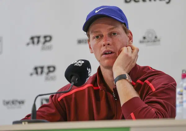 SCANZI ON FIRE su Sinner e Wimbledon: Cosa c&rsquo;&egrave; dietro l&rsquo;addio dello staff? E cosa c&rsquo;entra &ldquo;Panichi con quell&rsquo;intervista sulla forma fisica di Jannik al Roland Garros&rdquo;? Poi su Alcaraz favorito: &ldquo;Attenzione, passo dopo passo diventa Satana&rdquo;. E su Djokovic...