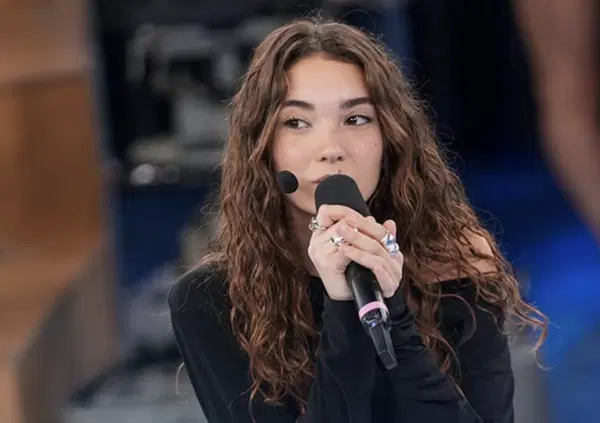 Antonia finalista "stonata" al Pride di Milano? Colpa del talent Amici di Maria De Filippi, che continua a ignorare i danni che la post-produzione vocale fa ai concorrenti...