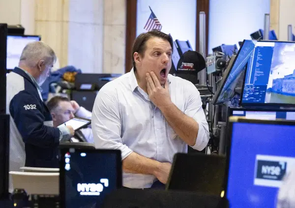 Ok, ma che caz*o succede al dollaro? Il re delle valute si &egrave; svalutato: nel 2025 gi&ugrave; del 10% (mai cos&igrave; dal 1973). Ecco perch&eacute; e cosa c&rsquo;entrano i dazi di Donald Trump