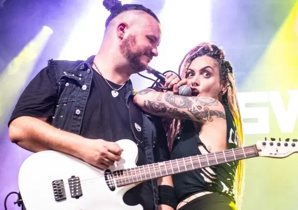 Davvero hanno annullato un festival di musica per una bestemmia? Gli organizzatori, le band Svetlanas e  Spleen, ci spiegano tutto: la chiamata misteriosa, le minacce e lo stop. Pusiano, provincia di Como, come la Russia di Putin? 