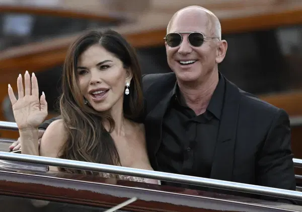 Tutti gli orologi degli ospiti al matrimonio Bezos e S&aacute;nchez a Venezia? Tom Brady con un Patek Philippe femminile, il Porsche di Orlando Bloom e i Rolex di casa Jenner. E Vittoria Ceretti?
