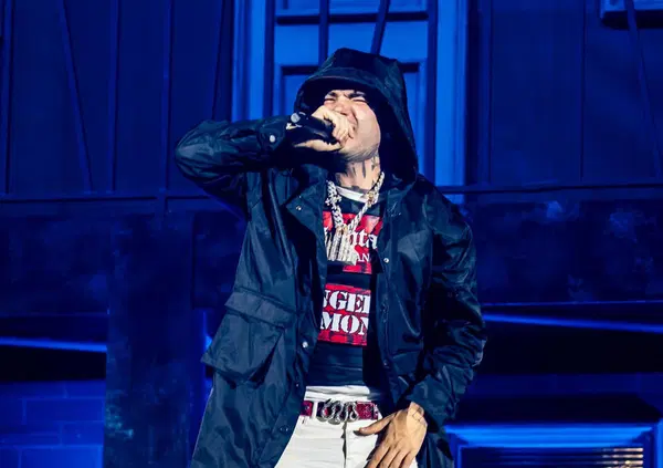 Siamo andati al concerto di Shiva (sold out) all&rsquo;Unipol Forum di Milano, ma com&rsquo;&egrave; stato? In equilibrio perfetto tra realt&agrave; e finzione. E la dedica al figlio Draco, le immagini della sparatoria sullo sfondo e gli ospiti&hellip;