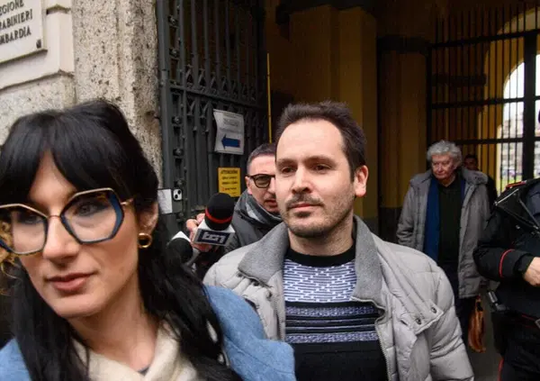 Omicidio Poggi, LA NUOVA IMPRONTA CHE INCASTRA ANDREA SEMPIO: appartiene a lui la traccia 44 trovata sulle scale delle villetta di Garlasco? L&rsquo;ha lasciata mentre spingeva il corpo? Sue anche la 33 e la 97F? Si riscrive la scena del delitto&hellip;