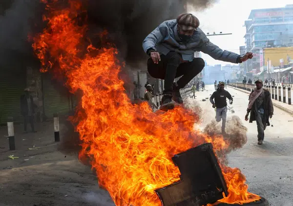 BAGNO DI SANGUE: Ok, ma cosa caz*o sta succedendo in Kenya? La Gen Z si rivolta contro il governo che aumenta le tasse: dall&rsquo;omicidio del blogger Albert Ojwang (arrestato per aver diffamato un poliziotto) alle proteste contro il presidente Rupo e...