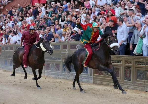 La guida completa al Palio di Siena 2025: fantini eroi, cavalli divinit&agrave;, accordi e favoriti, ma quanto vale? Tutto quello che c&rsquo;&egrave; da sapere