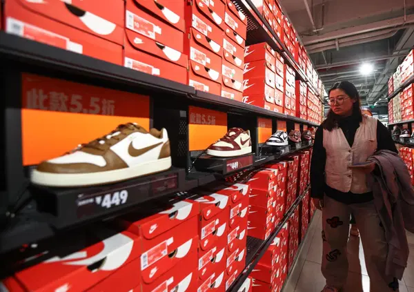 CON I DAZI SONO CAZ*I: la Nike aumenta i prezzi? S&igrave;, perch&eacute; ha pi&ugrave; costi e meno vendite, ma perch&eacute;? Le importazioni dalla Cina la costringono a rivedere tutto...
