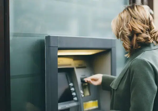 I conti correnti in Italia sono troppo cari? S&igrave;, lo svela Altroconsumo: ecco tutti gli aumenti ingiustificati e i costi nascosti dalle banche italiane. I pi&ugrave; colpiti? Pensionati e famiglie...