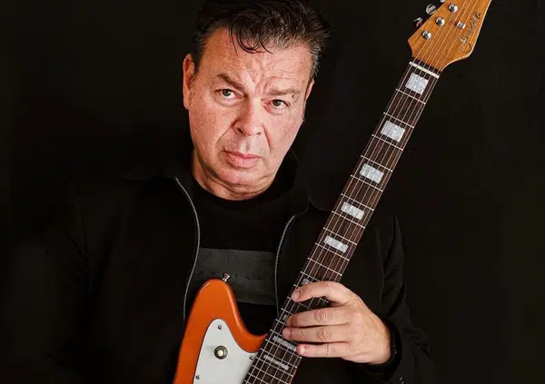 Simone Sello, la chitarra, la fuga a Los Angeles e le cene con Vasco Rossi: &ldquo;Delle masterclass&rdquo;. E un singolo che anticipa l&rsquo;album di spaghetti western in salsa di soia&hellip;