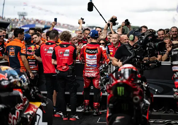 [VIDEO] Ducati non ci nasconde niente: Gigi Dall&rsquo;Igna si prende una rosa da Marc Marquez, ma vorrebbe un sorriso da Pecco Bagnaia (che non lo abbozza nemmeno)