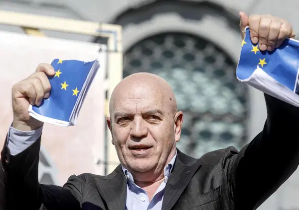 &ldquo;Marx e l&rsquo;attivismo sul clima? Non mischiamo la merda col risotto!&rdquo; Intervista TOTALE a Marco Rizzo: gli ecologisti? &ldquo;Sono pagati dall&rsquo;Europa&rdquo;. Patria e sovranismo? &ldquo;Serve la leva obbligatoria&rdquo;. E sul matrimonio di Bezos, Trump e il Medio Oriente...