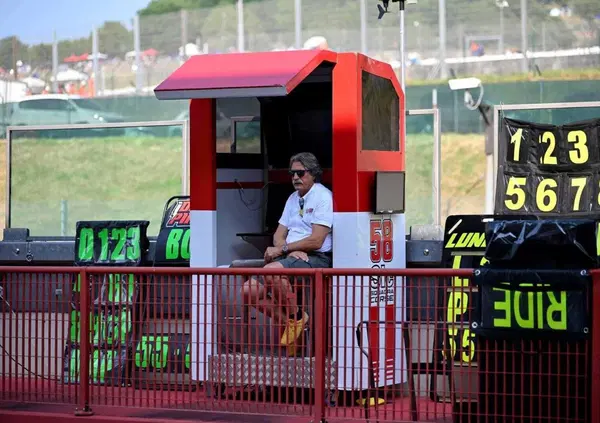 &ldquo;A noi della SIC58 basta alzare gli occhi nel box per ricordarci che il motociclismo &egrave; anche bastardo&rdquo;: Paolo Simoncelli sull&rsquo;incidente di Luca Lunetta e quel confine tra fortuna e sfortuna